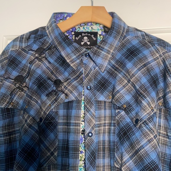 New shirt! Unisex plaid.  Skulls - Picture 2 of 5